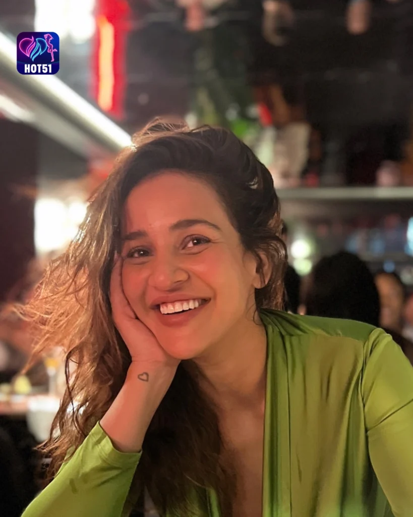 Beautiful Aisha Sharma Photos on HOT51