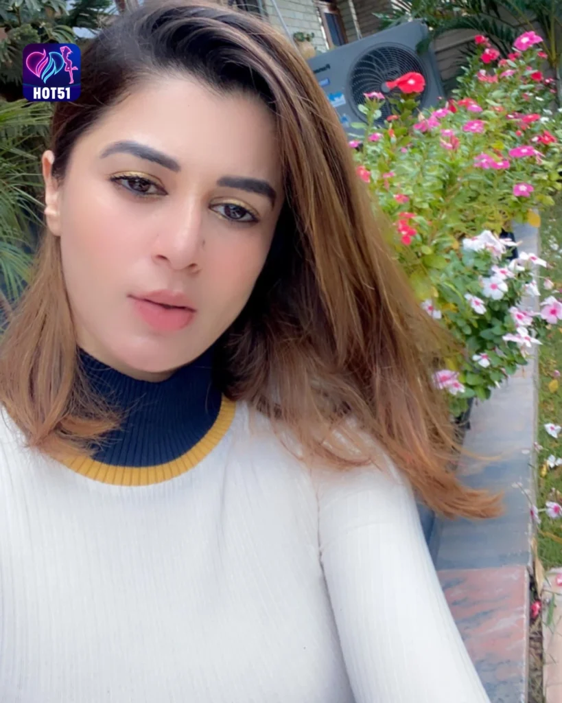  Beautiful Kainaat Arora Photos on HOT51 