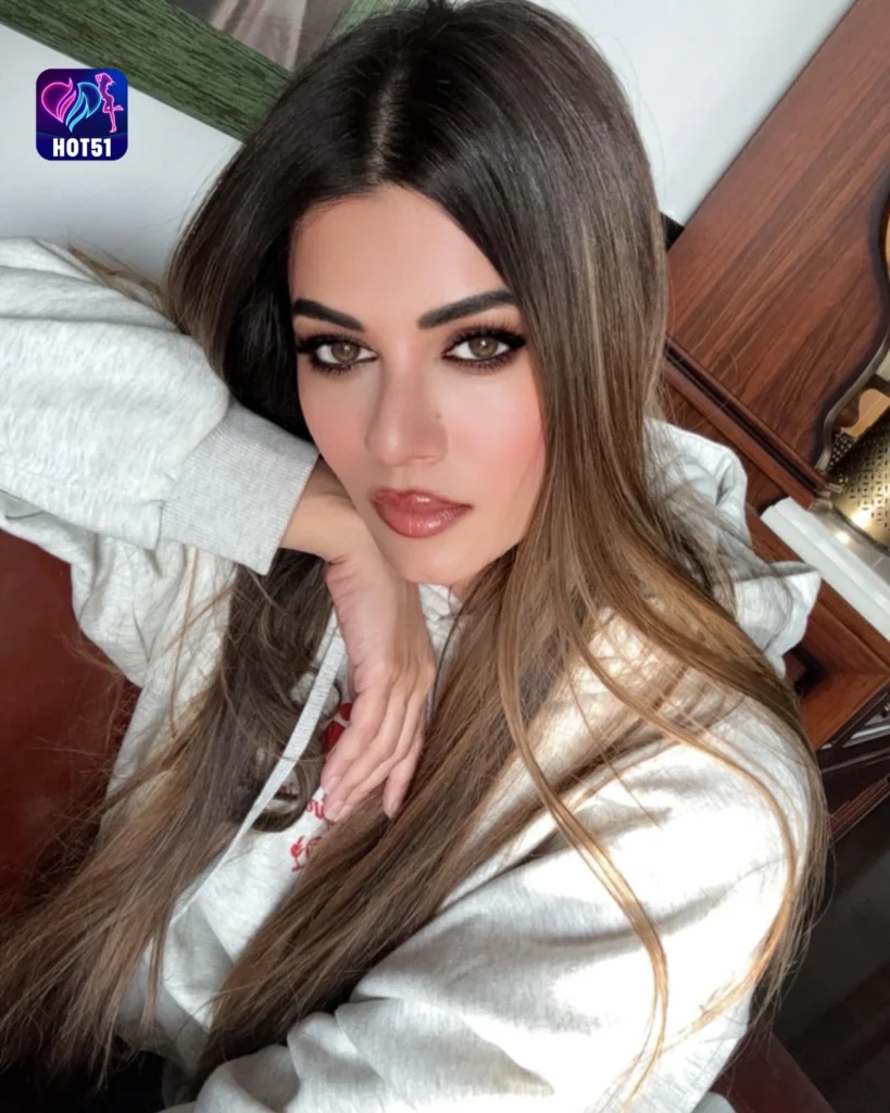  Stunning Kainaat Arora Photos on HOT51 App 