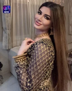 Read more about the article Beautiful Stunning Kainaat Arora Photos on HOT51 App