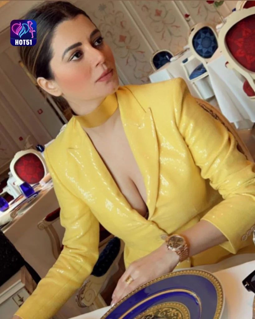  Stunning Kainaat Arora Photos on HOT51 App 