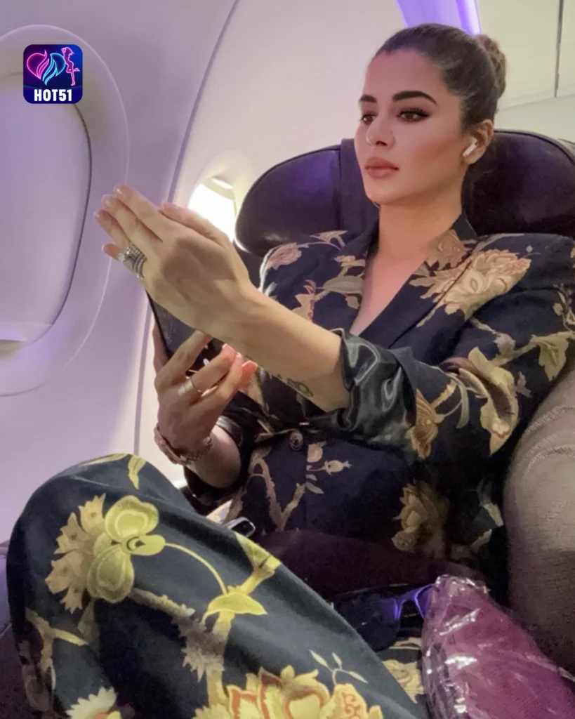 Stunning Kainaat Arora Photos on HOT51 Live App