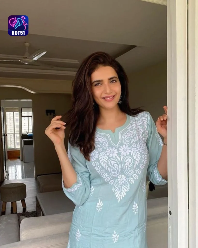 Stunning Karishma Tanna Photos on HOT51 Live APK