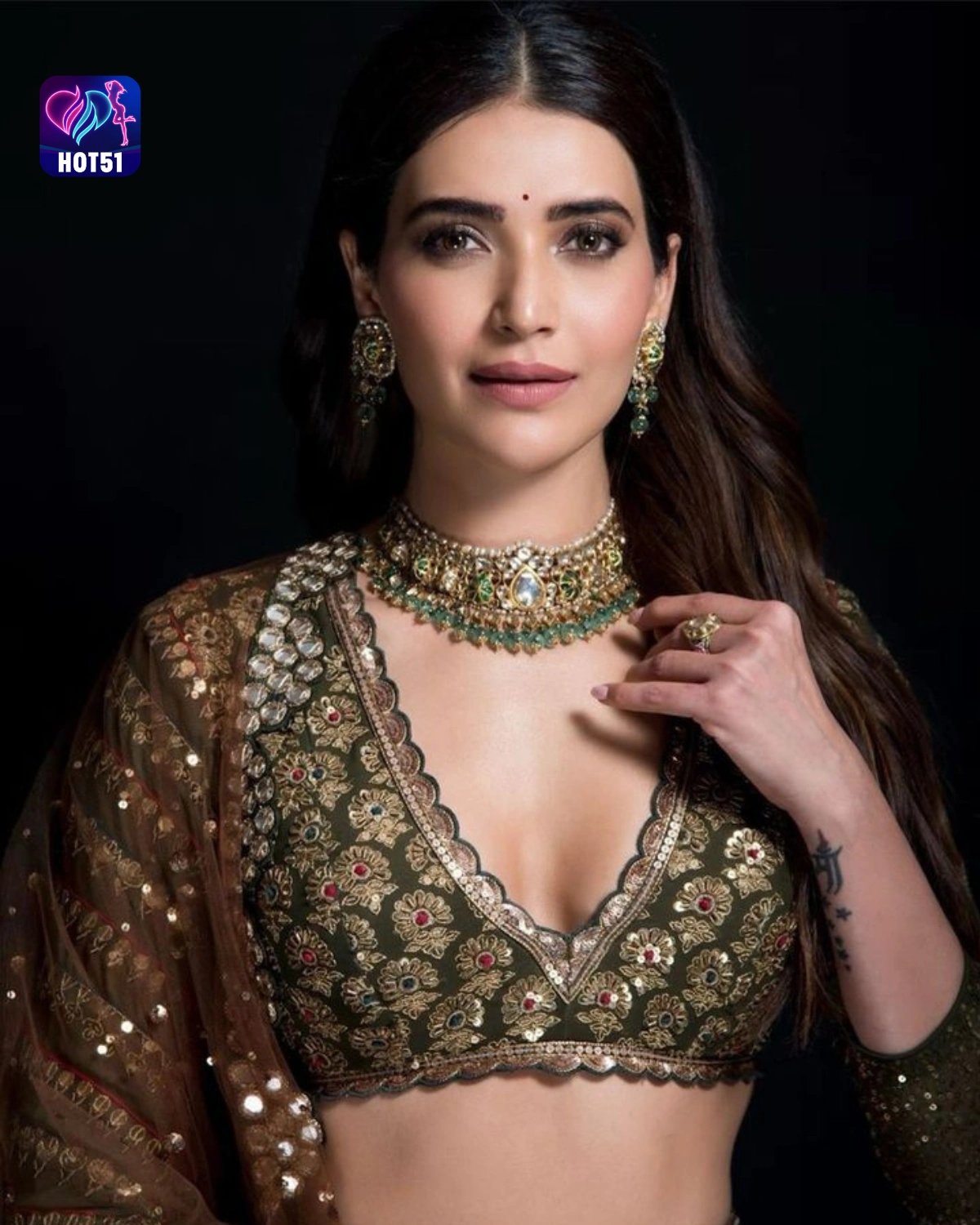 You are currently viewing Beautiful Stunning Karishma Tanna Photos on HOT51 Live APK