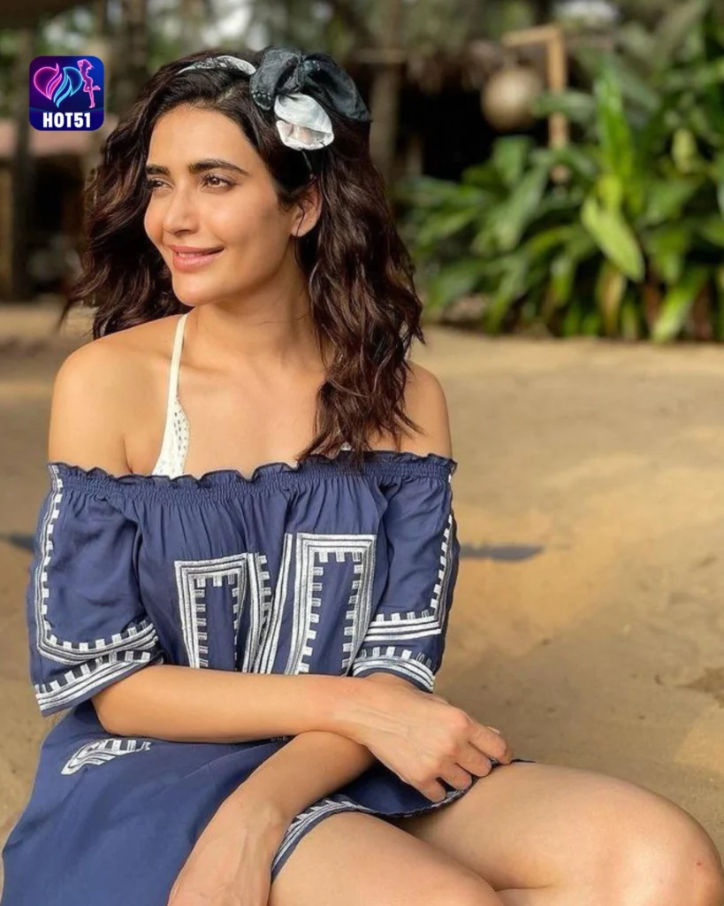 Stunning Karishma Tanna Photos on HOT51 Live APK